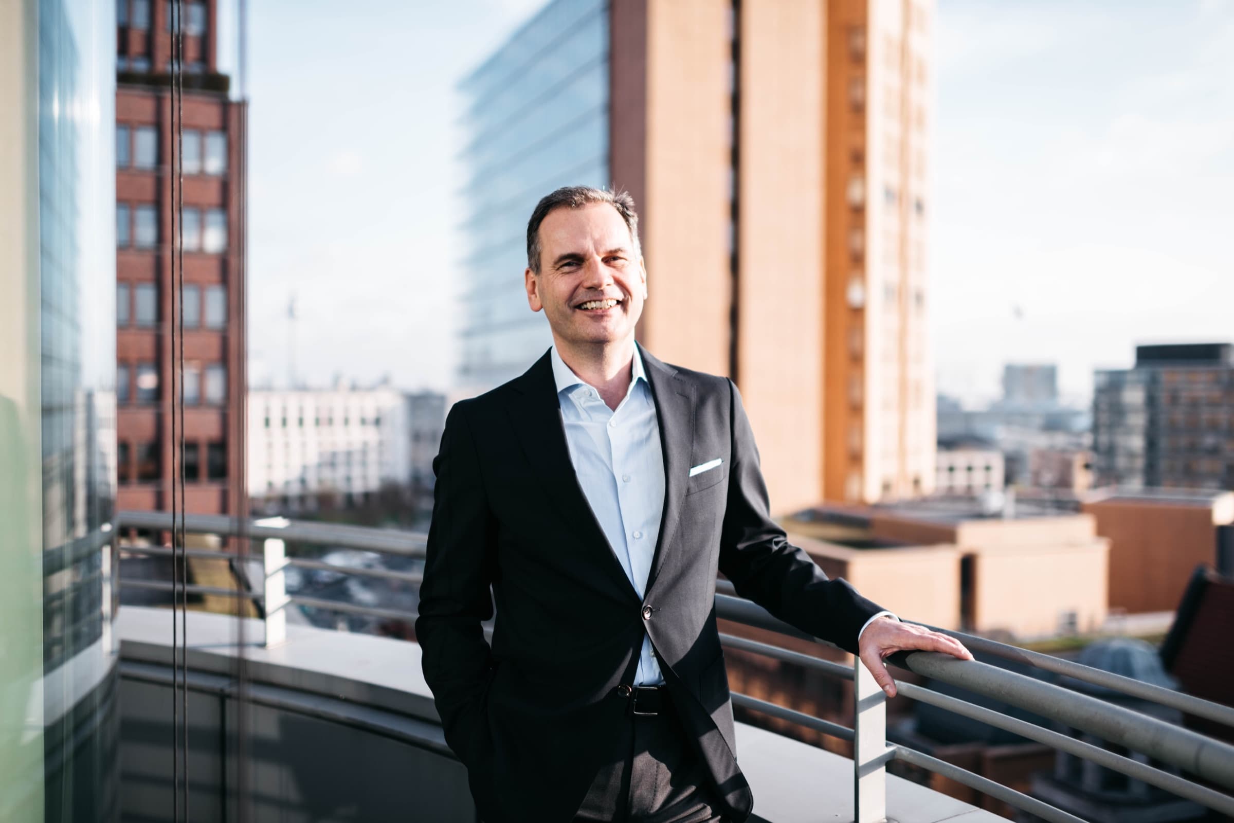 Christian Andresen auf der Terrasse des The Mandala Hotel mit Blick über Berlin