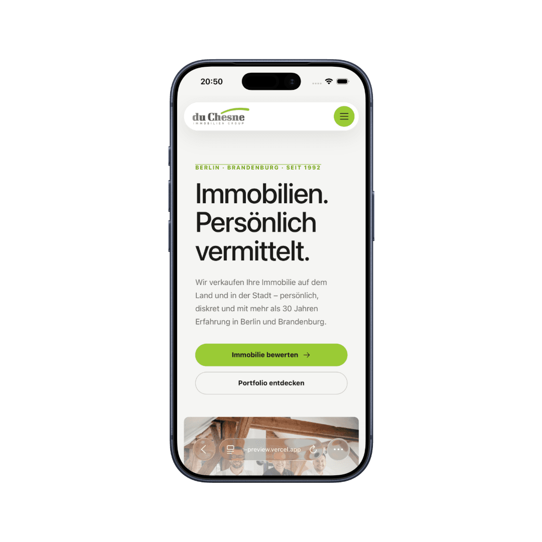 Startseite von du Chesne Immobilien auf Desktop und Smartphone – iPhone-Mockup