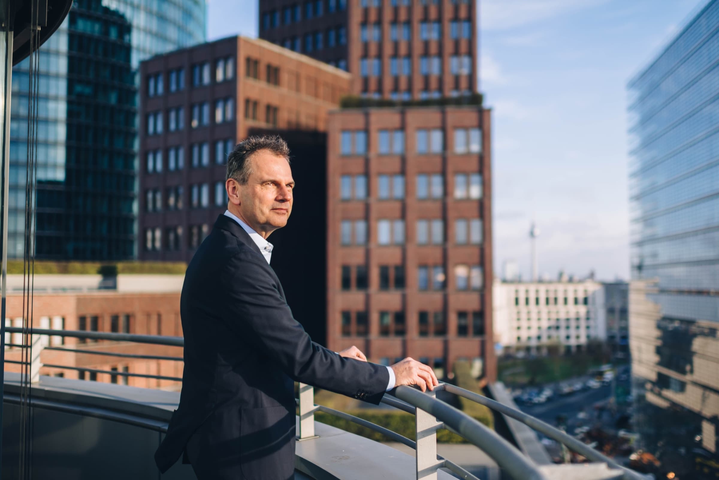 Christian Andresen auf der Terrasse mit Blick über Berlin