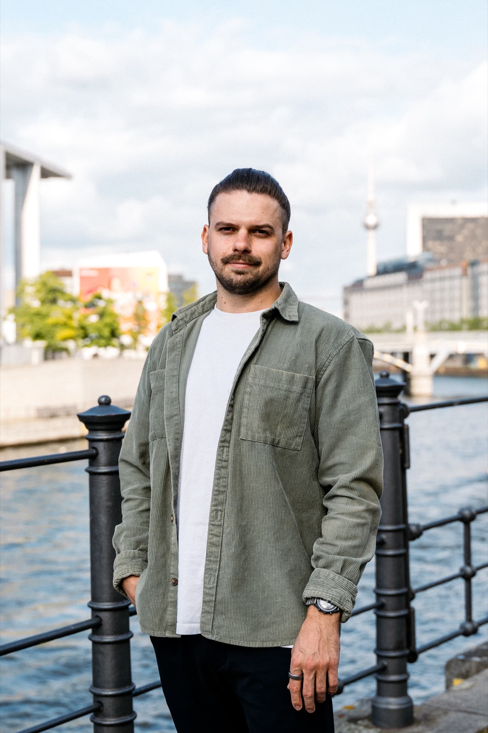 Businessporträt von Phil Radtke am Berliner Spreeufer